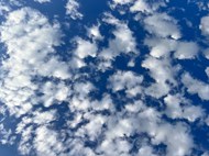 蓝色天空白色卷积云写真图片下载