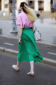 欧美时尚街拍绿色半裙美女背影图片大全