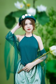 性感时尚绿色肚兜美女艺术照精美图片