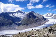 冬季蓝天白云阿尔卑斯山山脉风光高清图片
