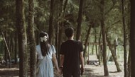 亚洲情侣树林手牵手散步精美图片