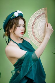 亚洲白皙绿色肚兜性感美女精美图片