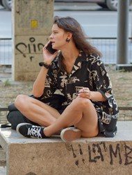 街拍坐在街头带电话的女孩高清图片