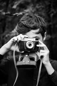 手持复古相机的少年黑白写真高清图片