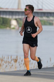 中年男人河边慢跑写真高清图片
