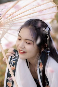 亚洲古典汉服撑伞美女高清图片