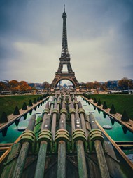 巴黎地标建筑埃菲尔铁塔高清图片