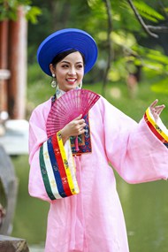 越南粉色传统服饰美女摄影精美图片