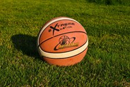 绿色草地篮球写真精美图片