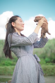 抱着萌狗狗的亚洲美女摄影高清图片