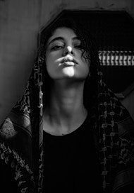 伊朗黑白冷艳美女摄影图片