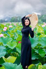 越南黑色奥黛美女荷塘摄影精美图片