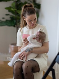 给婴儿宝宝喂辅食的丝袜美女精美图片