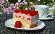 红色草莓蛋糕块写真高清图片