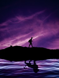 紫色黄昏行走的背包客剪影图片大全
