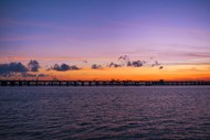 唯美紫色黄昏海上跨海大桥精美图片