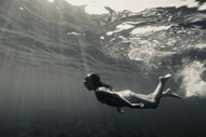 水下潜水的女孩黑白写真精美图片