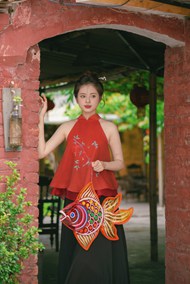 亚洲手持金鱼灯笼的古典风格美女精美图片