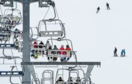 冬季滑雪场游客坐缆车精美图片