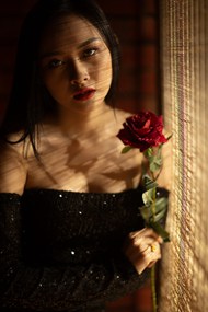 手持红玫瑰的性感亚洲美女图片大全