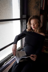 正在窗边看书的孕妇美女图片大全