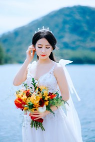 河边唯美新娘白色婚纱摄影写真高清图片