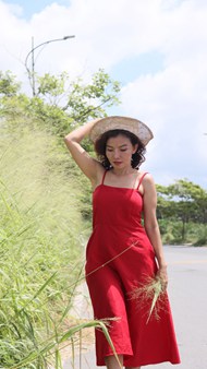 越南红色连衣裙美女摄影图片