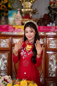 越南穿金戴银红色奥黛新娘美女精美图片