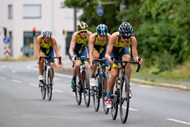 女子公路自行车赛运动员骑行图片下载