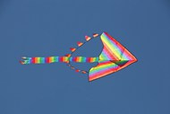蓝色天空彩色风筝自由飞舞图片