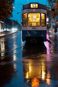 雨夜苏黎世街头行驶的电车图片下载