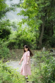 绿色树林文艺棉麻长裙美女摄影高清图片