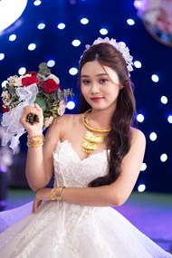 亚洲性感手捧花白色婚纱美女摄影高清图片