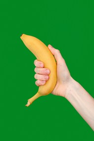 手持黄色香蕉手势写真图片