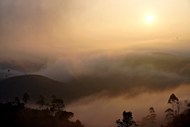 清晨日出云雾缭绕山脉风光写真图片