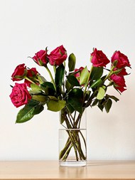 红色玫瑰花插花静物写真图片