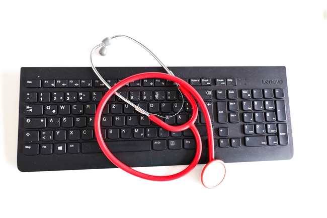 黑色键盘和红色听诊器设备图片下载