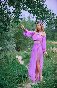 夏日性感紫色连衣裙美女摄影图片