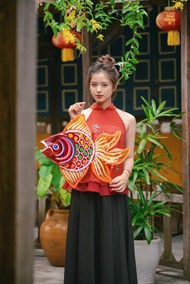 手持金鱼灯笼的亚洲少女美女高清图片