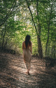 春天美女漫步在绿色森林背影高清图片