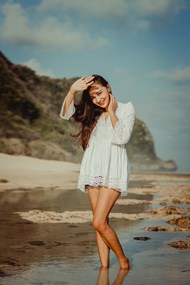 巴厘岛海滩度假美腿性感美女图片下载