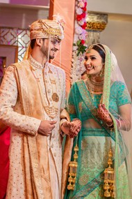 印度穿传统服饰的新婚恋人图片下载