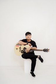 亚洲吉他帅哥摄影写真高清图片