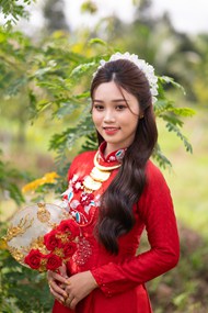 越南传统红色奥黛美女摄影图片