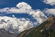 蓝天白云阿尔卑斯山山岭图片