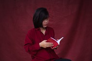 亚洲红色衬衫美女看书图片大全