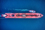 蓝色大海上航行的集装箱货轮鸟瞰图图片下载