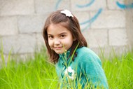 绿色草丛巴勒斯坦小女孩高清图片