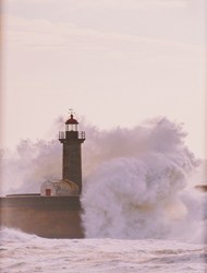 大海巨浪拍打着灯塔写真精美图片