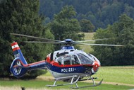 停在草坪上的警用直升机精美图片